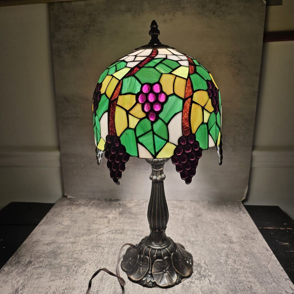 VTG Tiffany Style Stained Glass Accent Lamp Grapes Design 19” w/ 9" Shade